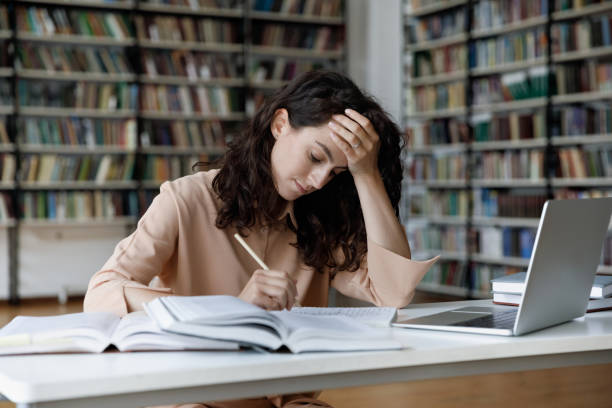 infelice stressata giovane donna ispanica che si sente stanca di studiare in biblioteca. - library student latin american and hispanic ethnicity university foto e immagini stock