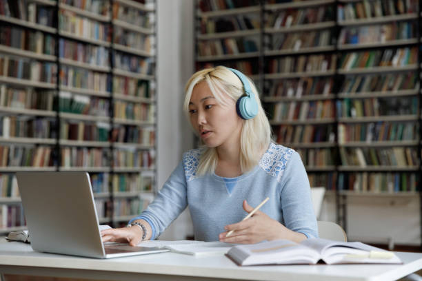 feliz focada jovem estudante asiática estudando em aula online. - nerd student female exam - fotografias e filmes do acervo