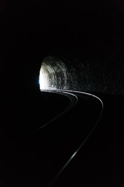 lumière du jour au bout du tunnel. contexte abstrait. concept d’espoir ou but de la vie. - spirituality light tunnel light at the end of the tunnel photos et images de collection