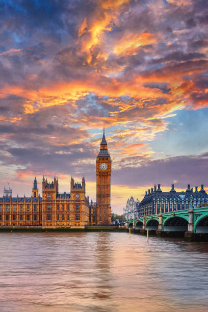 big ben e tamigi a londra, regno unito - houses of parliament london london england skyline thames river foto e immagini stock