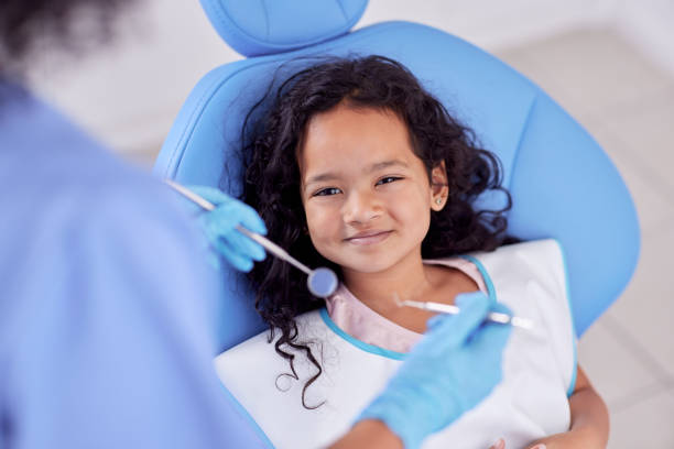 scatto di un'adorabile bambina che ha un lavoro dentale fatto sui suoi denti - dentista foto e immagini stock