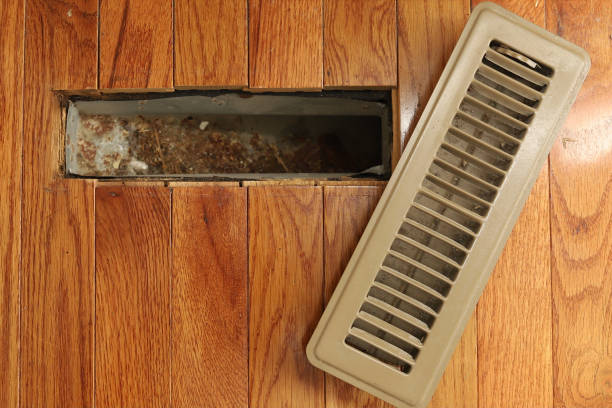 un registre d’évent de chauffage / climatisation ouvert sur le sol dans une maison - canal photos et images de collection