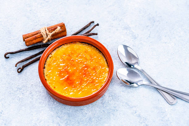 french creme brulee or crema catalana in a clay bowl. overhead view - custard creme brulee french cuisine crema catalana imagens e fotografias de stock