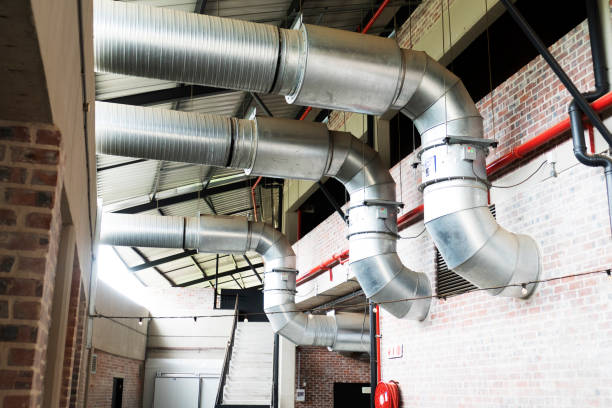 工場内の産業用エアダクトパイプ - air duct air conditioner pipe pipeline ストックフォトと画像