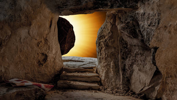 sfondo pasquale - crocifissione - resurrezione di gesù cristo nel golgota / golgota gerusalemme israele, tomba vuota con sudario di lino insanguinato e raggi di sole - tomb jesus christ easter resurrection foto e immagini stock