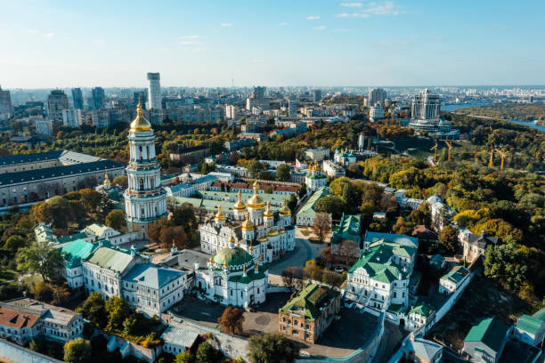 vista aerea del monastero di kiev pechersk - kyiv orthodox church dome monastery foto e immagini stock