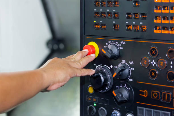l�’opérateur ou le technicien utilisent la presse à doigt arrêt d’urgence du panneau de commande machine de tour cnc - control panel power switch video game photos et images de collection