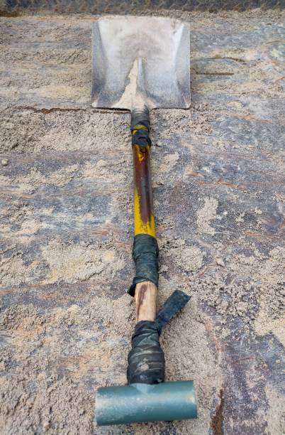 istock ONE SHOVEL IS ON THE PICK UP CAR 1385735686