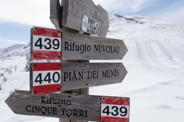 istock Cortina d'Ampezzo Dolomiti Trail signs 1385741222