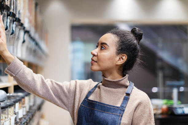 istock Shop assistant in zero waste shop 1385749776