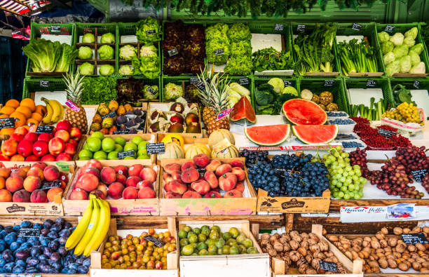 barraca de frutas típicas em munique - fruitstand - fotografias e filmes do acervo