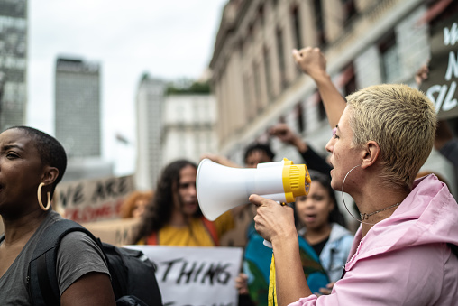 Mujer gritando a través del megáfono durante una manifestación al aire libre photo