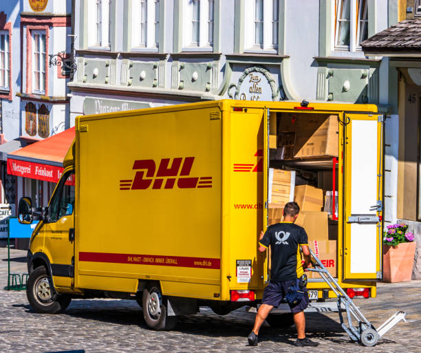 tipico camion dhl tedesco - deutsche post ag package germany occupation foto e immagini stock