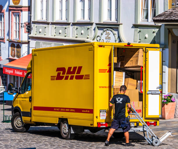 типичный немецкий грузовик dhl - messenger deutsche post ag package germany стоковые фото и изображения