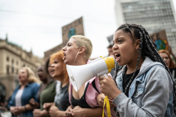 proteste bei einer demonstration - marsch stock-fotos und bilder