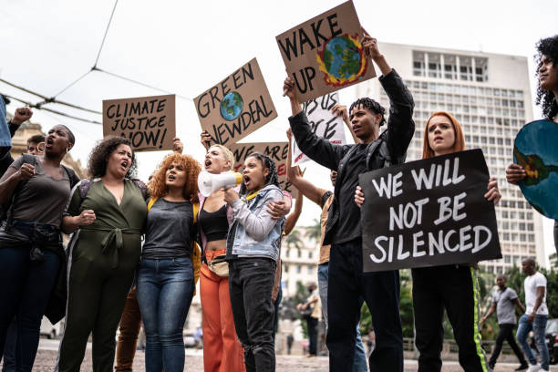 proteste con cartelli durante una manifestazione per l'ambientalismo - protestor foto e immagini stock