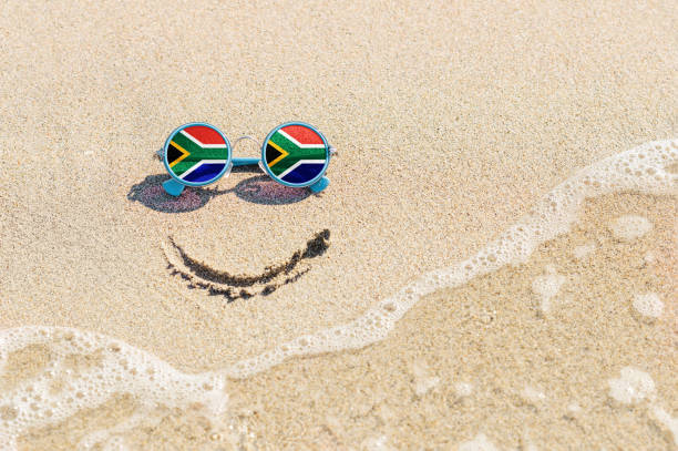 malowany uśmiech na piasku i okulary przeciwsłoneczne z flagą rpa. - nobody africa summer tourist resort zdjęcia i obrazy z banku zdjęć
