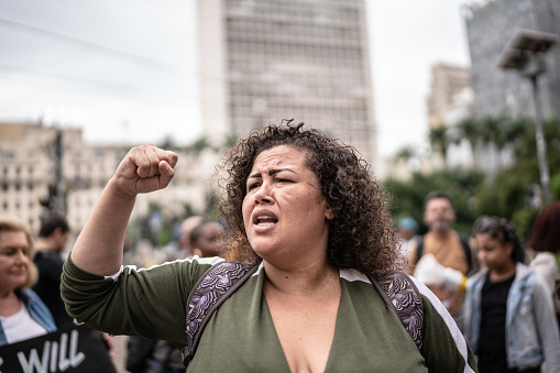 Mujer mediana adulta en una protesta en la calle photo