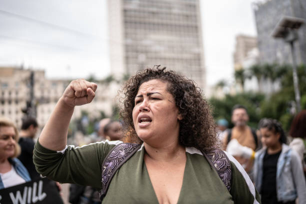 donna adulta di metà in una protesta in strada - protest foto e immagini stock