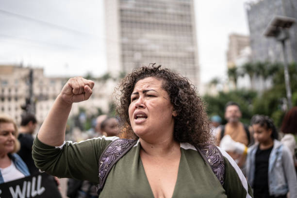 街頭で抗議行動をする中途半端な成人女性 - human fist ストックフォトと画像