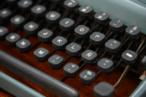 黒いヴィンテージタイプライターの詳細をキーにクローズアップ - newspaper typewriter the media obsolete ストックフォトと画像