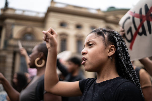 niña durante una manifestación en la calle - activista fotografías e imágenes de stock