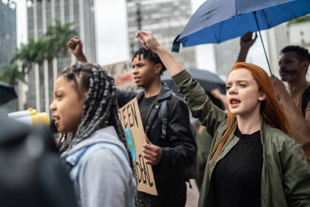 街頭でのデモで叫ぶ抗議者たち - protest women marching street ストックフォトと画像