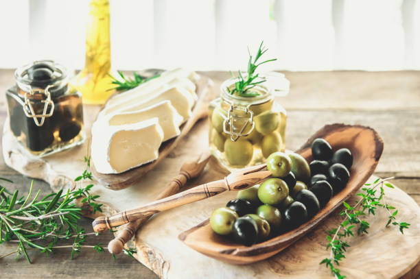 oliven mit weichkäse - dishware butter cutting board agriculture stock-fotos und bilder