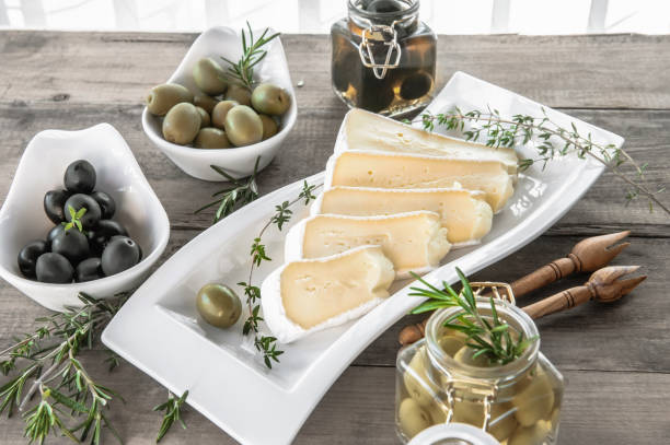 olives au fromage à pâte molle - dishware butter cutting board agriculture photos et images de collection