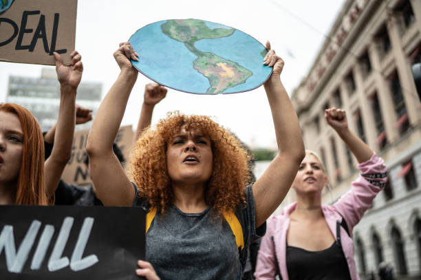 manifestanti con cartelli durante una manifestazione per l'ambientalismo - save the planet foto e immagini stock