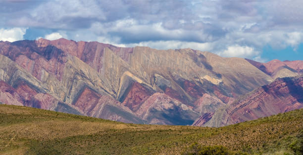 słynna quebrada z humahuaca i punkt widokowy serranía de hornocal, prowincja jujuy, północna argentyna - salta province zdjęcia i obrazy z banku zdjęć