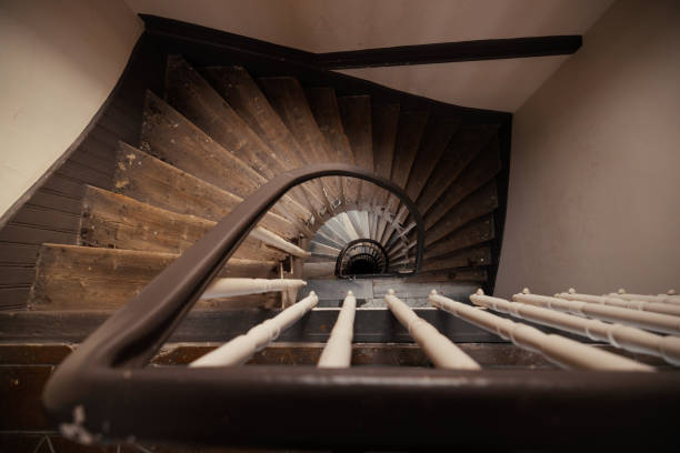 escada vintage de madeira velha com passos levando para baixo - staircase steps istanbul turkey - fotografias e filmes do acervo