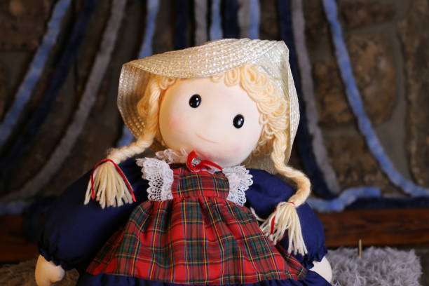 ブロンドの髪のヴィンテージ人形 - rag doll ストックフォトと画像