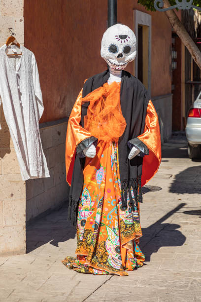 a mannequin skeleton wearing a dress in loreto. - concho imagens e fotografias de stock