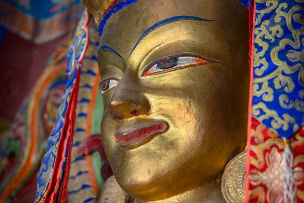 nahaufnahme einer goldenen buddha-statue, westtibet - tibetan buddhism stock-fotos und bilder