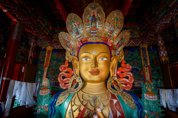 statue von maitreya buddha im thikse kloster, ladakh, indien - tibetan buddhism stock-fotos und bilder