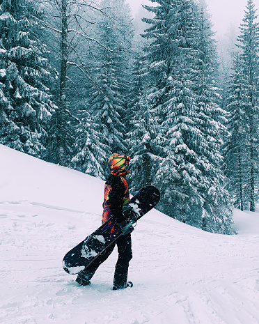snowboarder in the mountains, preparing for a freeride