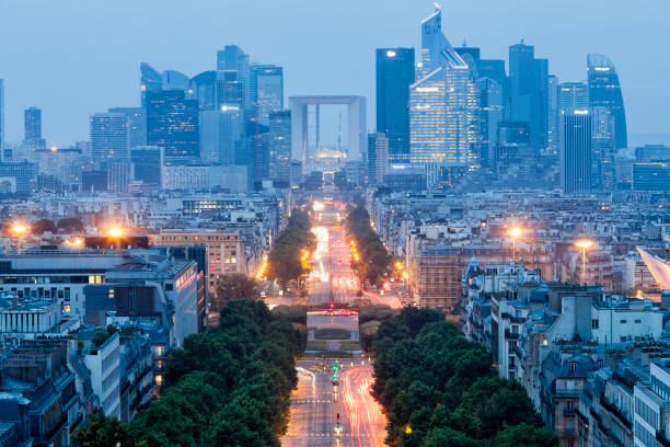 paris city view com la defense financial district ao anoitecer, vista aérea - paris france roof apartment aerial view - fotografias e filmes do acervo
