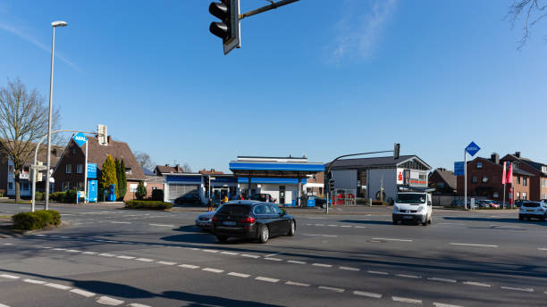 stazione di servizio aral e traffico a un incrocio a gronau - shingle bank foto e immagini stock