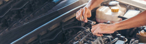 banner man mãos fixando serviço mecânico de máquinas de carro. mecânico homem mãos consertando loja de carros. panoramaopen capô do veículo verificando auto mobile. engenheiro de manutenção de carros com cópia sapce. - copy sapce - fotografias e filmes do acervo