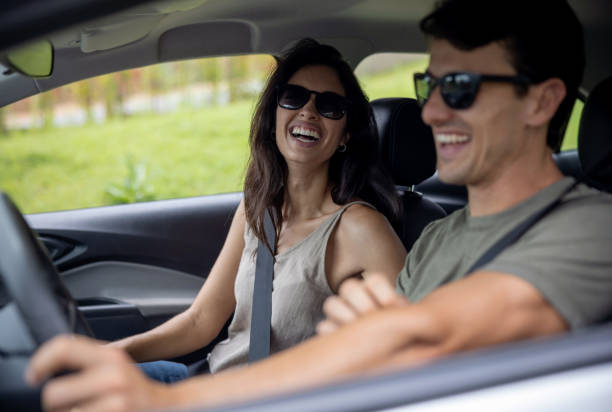 glückliches paar, das mit dem auto einen romantischen kurzurlaub unternimmt - romantic getaway stock-fotos und bilder