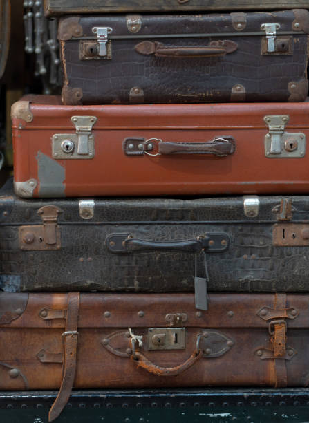 zbliżenie na stos kolorowych walizek vintage. - trunk luggage old fashioned retro revival zdjęcia i obrazy z banku zdjęć
