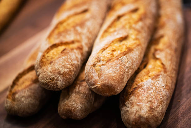 rustikales brot traditionell - baguette stock-fotos und bilder