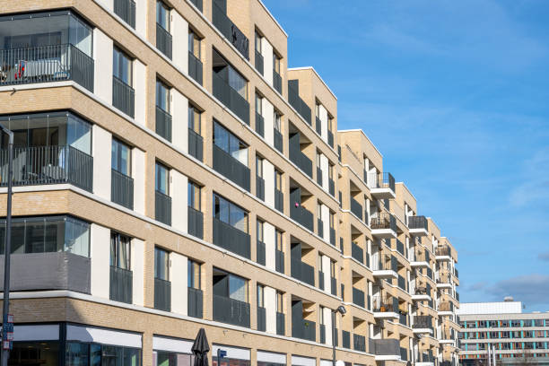 住宅開発エリアのモダンなマンション - apartment sky housing project building exterior ストックフォトと画像