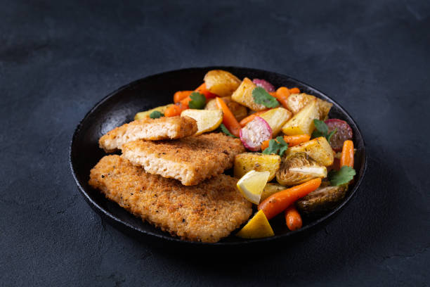 pescado vegano a base de plantas con masa crujiente y verduras asadas - fish cutlet fotografías e imágenes de stock