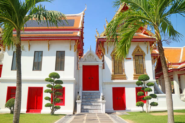 song phanuat throne hall usado pelo rei rama v durante sua irmandade, movido e remontado em o templo de mármore (wat benchamabophit), bangkok, tailândia - monkhood - fotografias e filmes do acervo