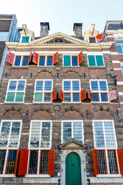 fassade des rembrandt-hauses im historischen zentrum von amsterdam, noord-holland, niederlande, europa - rembrandt stock-fotos und bilder