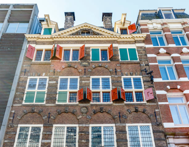 fassade des rembrandt-hauses im historischen zentrum von amsterdam, noord-holland, niederlande, europa - rembrandt stock-fotos und bilder
