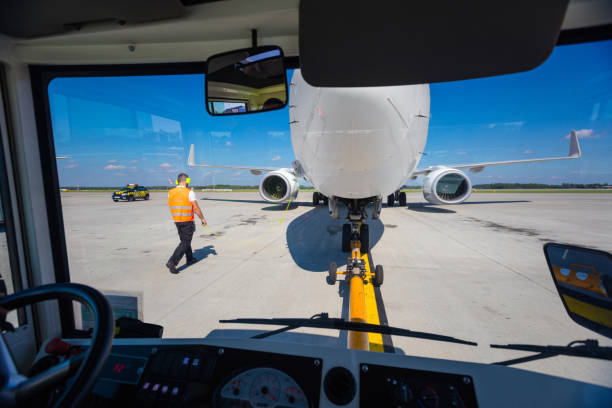 ground crew towing airplane to the runway for departure - ground crew audio imagens e fotografias de stock