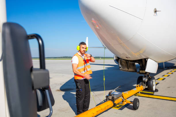 ground crew towing airplane to the runway for departure - ground crew audio imagens e fotografias de stock